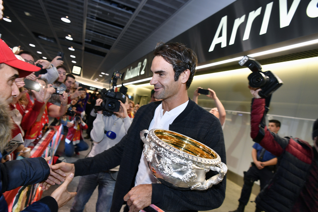 Le champion est félicité comme il se doit dans l'aéroport de Kloten.