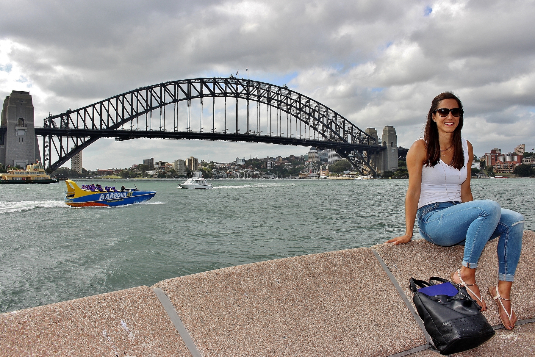 Marisa Lavanchy pose devant le Sydney Harbour Bridge, à quelques pas de l'opéra.