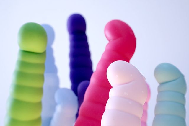 L'étude a mis le doigt sur des produits chimiques interdits dans 15% des jouets et seulement 2% des sex toys. (Illustration)