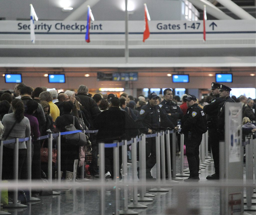 Au moins deux Irakiens ont été retenus à l'aéroport JFK de New York.