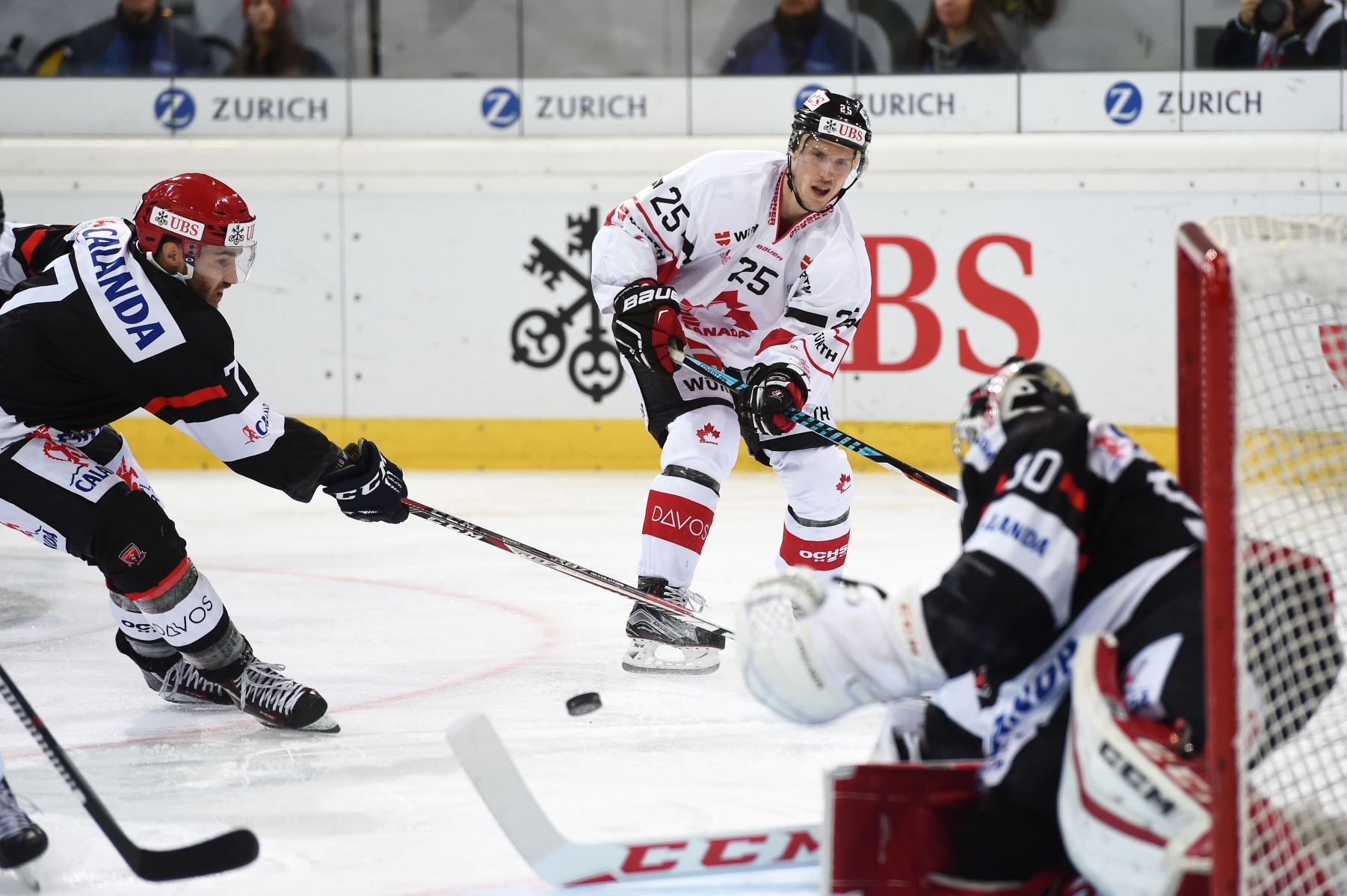 Mountfields Thibaut Monnet, left, fights for the puck against Canadas Cory Emmerton, right, during the game between Mountfield HK and Team Canada at the 90th Spengler Cup ice hockey tournament in Davos, Switzerland, Thursday, December 29, 2016. (KEYSTONE/Melanie Duchene)