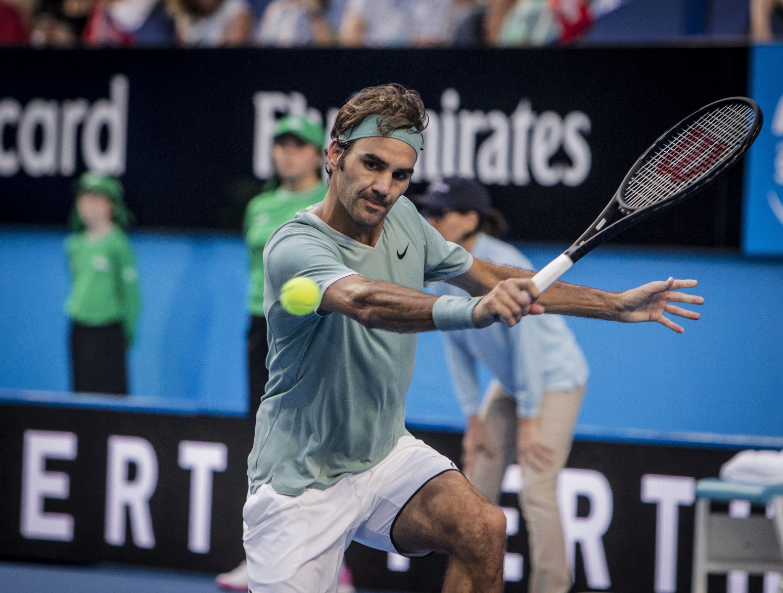 epa05695008 Roger Federer of Switzerland in action against Dan Evans of Britain during their men's singles match of the Hopman Cup at the Arena in Perth, Australia, 02 January 2017.  EPA/TONY MCDONOUGH  AUSTRALIA AND NEW ZEALAND OUT