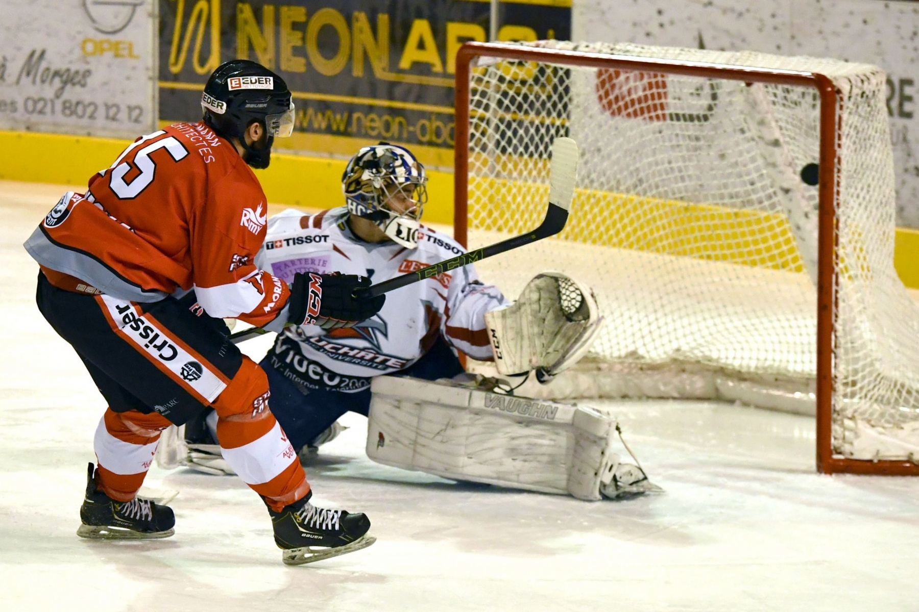 Hockey 1er ligue Morges Star Forward HC Université Neuchatel ici Orlando Parmigiani qui marque contre le gardien de Neuchatel Lionel favre patinoire des Eaux Minerale Morges le 7.1.2017 © photo Michel Perret Hockey_Morges_Neuchatel_7_1_2017