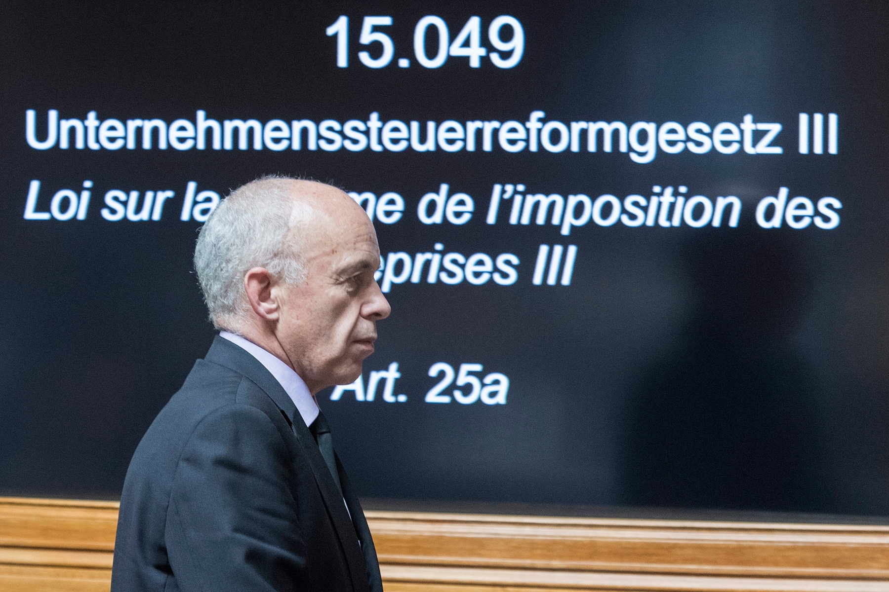 Bundesrat Ueli Maurer befasst sich mit der Unternehmenssteuerreform III (USRIII) am Montag, 6. Juni 2016, im Nationalrat in Bern. (KEYSTONE/Lukas Lehmann) SCHWEIZ SESSION NATIONALRAT
