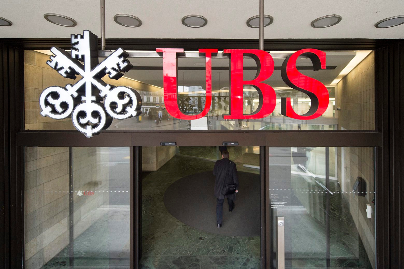 ARCHIVBILD ZUM SCHEITERN DES EINSPRUCHS DER GROSSBANK UBS VOR DEM EUROPAEISCHEN GERICHTSHOF FUER MENSCHENRECHTE -- Das UBS Logo fotografiert am Tag der Bilanzmedienkonferenz der Bank UBS am Dienstag, 2. Februar 2016 in Zuerich. Der Reingewinn der UBS Group AG fuer 2015 erhoehte sich gegenueber dem Vorjahr um 79 Prozent auf CHF 6,2 Milliarden. (KEYSTONE/Ennio Leanza)..The logo of Swiss bank UBS in Zurich, Switzerland, Tuesday, 02 February 2016. Swiss Bank UBS UBS Group net profit for 2015 increased 79 percent year on year to CHF 6.2 billion. (KEYSTONE/Ennio Leanza) FRANKREICH PROZESS SCHWEIZ UBS