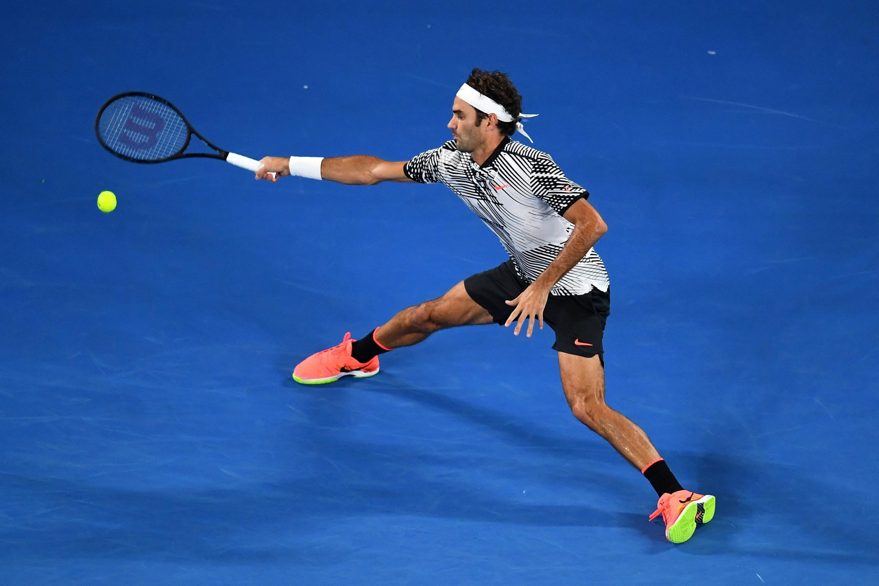 epa05721411 Roger Federer of Switzerland in action against Jurgen Melzer of Austria during their Men's Singles first round match of the Australian Open Grand Slam tennis tournament in Melbourne, Australia, 16 January 2017.  EPA/TRACEY NEARMY  AUSTRALIA AND NEW ZEALAND OUT