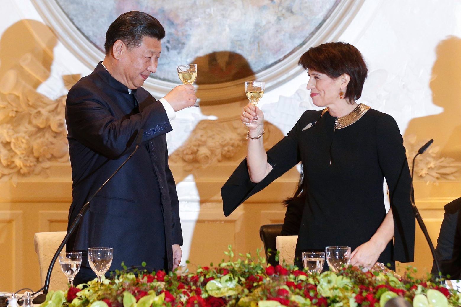 Swiss Federal President Doris Leuthard, right, and China's President Xi Jinping raise their glasses at a gala dinner, during Xi's two days state visit to Switzerland, in Bern, Switzerland, on Sunday, January 15, 2017. (KEYSTONE/POOL/Peter Klaunzer) SWITZERLAND CHINA STATE VISIT