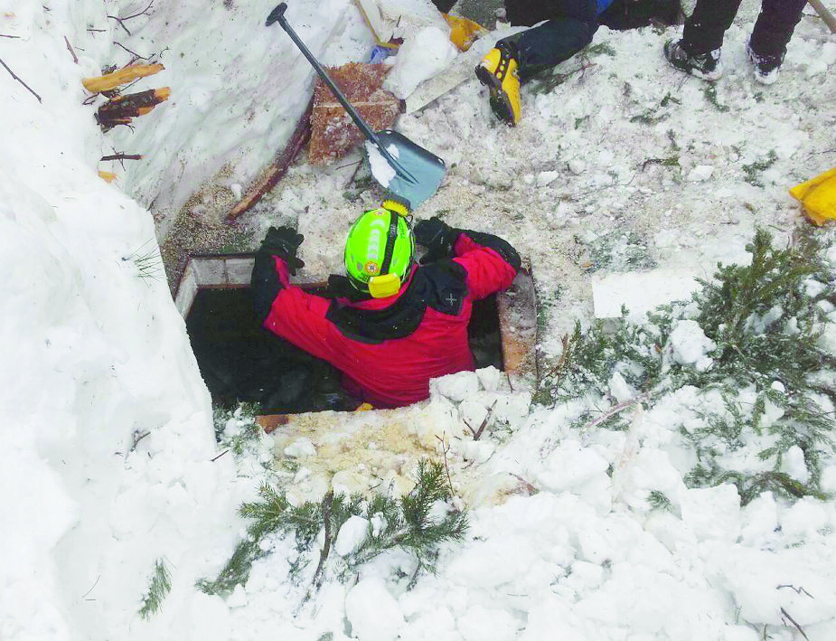 epa05740799 A handout photo made available by the Italian Mountain Rescue Service 'Soccorso Alpino' shows Soccorso Alpino volunteers and rescuers at work in the area of the hotel Rigopiano in Farindola, Abruzzo region, Italy, 22 January 2017. Four days after the 18 January huge avalanche that swept away the hotel Rigopiano, search crews are intensifying their round-the-clock operation, fighting against the clock and deteriorating weather conditions including fresh snowfall and freezing temperatures. Five people were killed in the disaster, 11 survived, while 23 are still missing.  EPA/SOCCORSO ALPINO HANDOUT  HANDOUT EDITORIAL USE ONLY/NO SALES ITALY EARTHQUAKE AVALANCHE