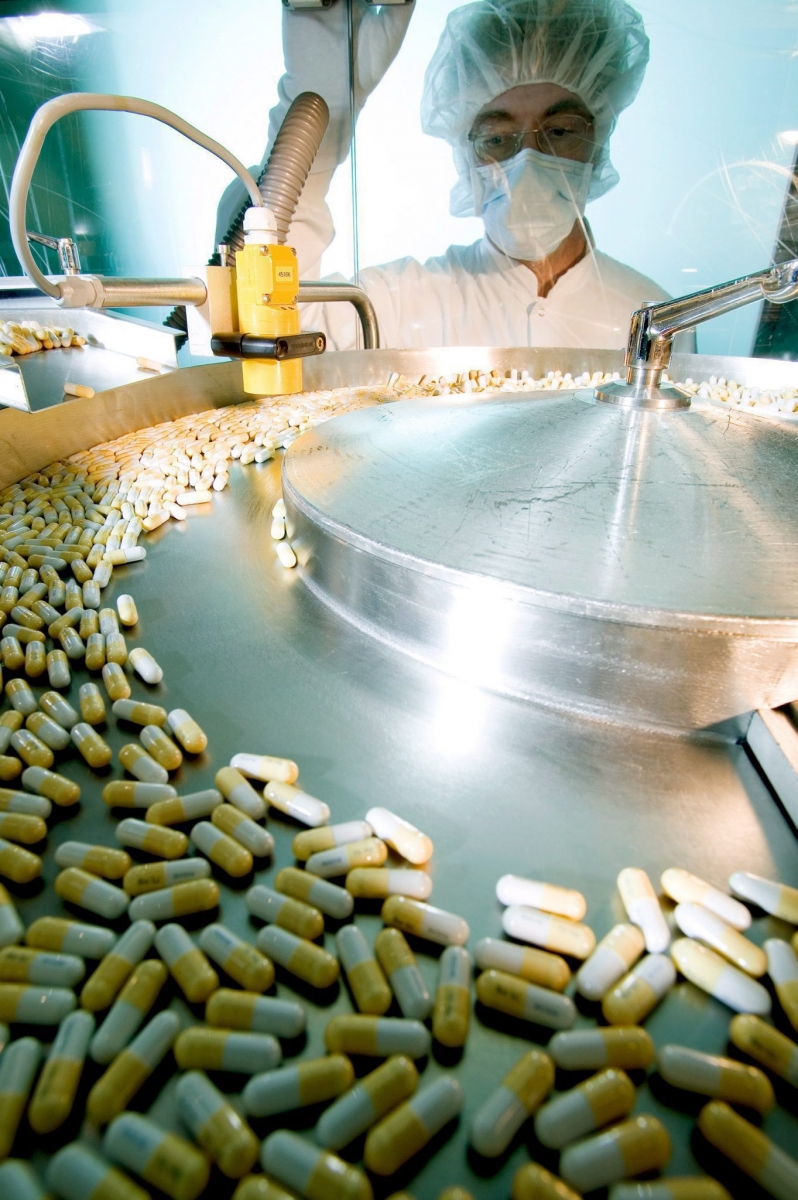 Fabrication du Tamiflu, antiviral non specifique 

An undated company handout photo from Swiss pharmaceutical concern Roche Products shows a worker supervising the package of the Tamifu, the drug that combats the effects of bird flu in humans. 

(KEYSTONE/EPA/HANODUT)  MEDICAMENTS