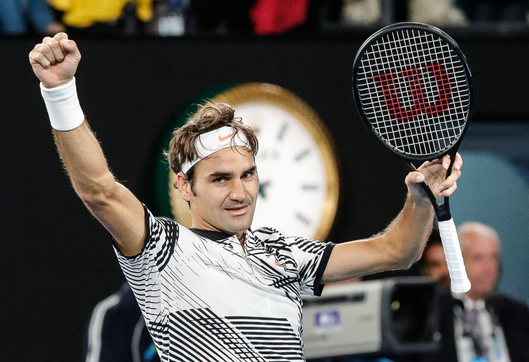 epa05751848 Roger Federer of Switzerland  celebrates after winning his Men's Singles semifinal match against Stan Wawrinka of Switzerland at the Australian Open Grand Slam tennis tournament in Melbourne, Victoria, Australia, 26 January 2017.  EPA/MADE NAGI AUSTRALIA TENNIS AUSTRALIAN OPEN GRAND SLAM