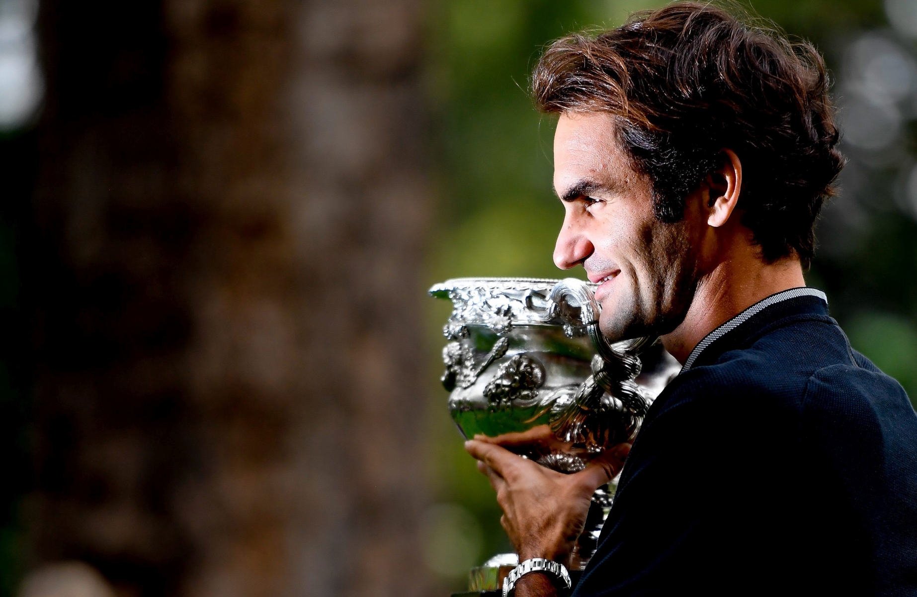epa05760994 Switzerland's Roger Federer poses with his Australian Open Men's Singles trophy during a photo shoot at Carlton Gardens in Melbourne, Australia, 30 January 2017. Federer defeated Rafael Nadal of Spain in their final match.  EPA/FILIP SINGER