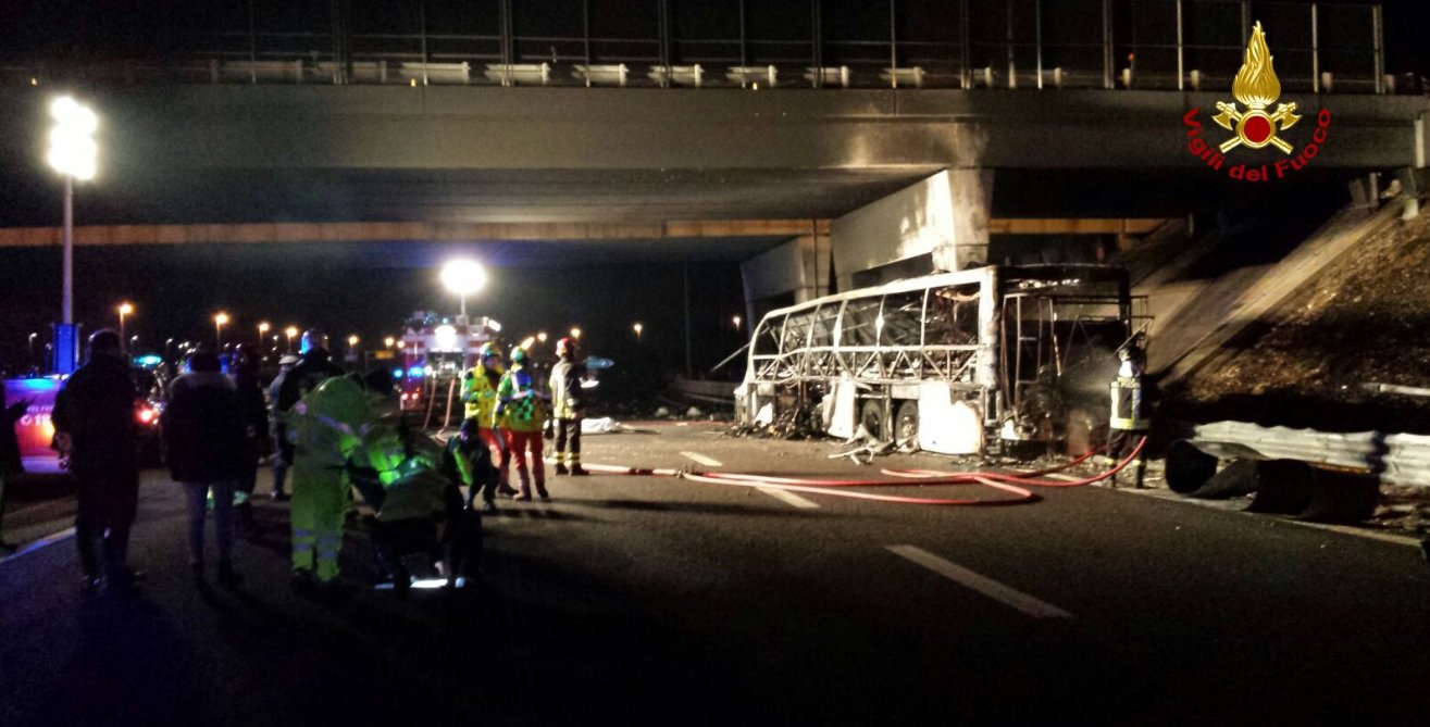 Le bus a été totalement carbonisé. 16 personnes ont perdu la vie, 36 autres ont été blessées.