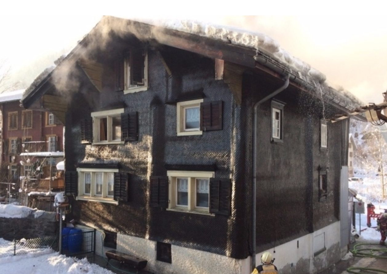 Des habitants de Rüti (GL) ont mis le feu à leur maison en essayant de dégeler la gouttière.