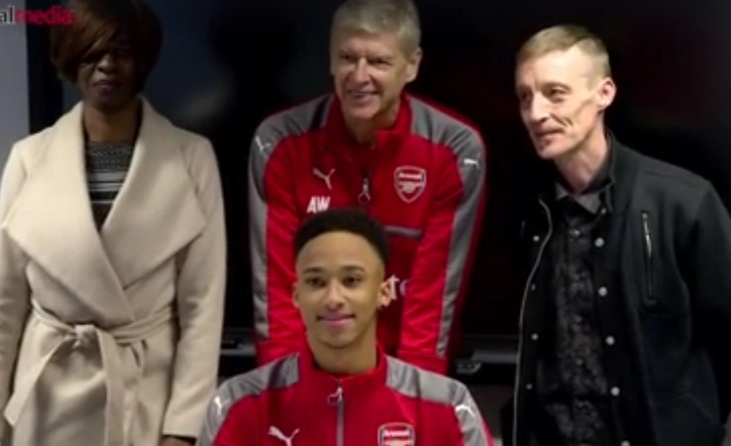 Cohen, avec ses parents et Arsène Wenger, le manager d'Arsenal.