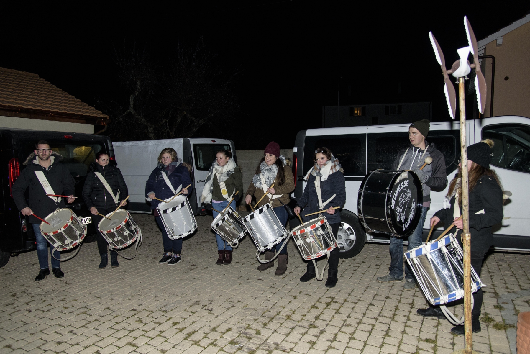 Majoritaires au sein de la société de jeunesse de Lonay, les filles n'hésitent plus à jouer du tambour. Ici lors de la tournée du village. 