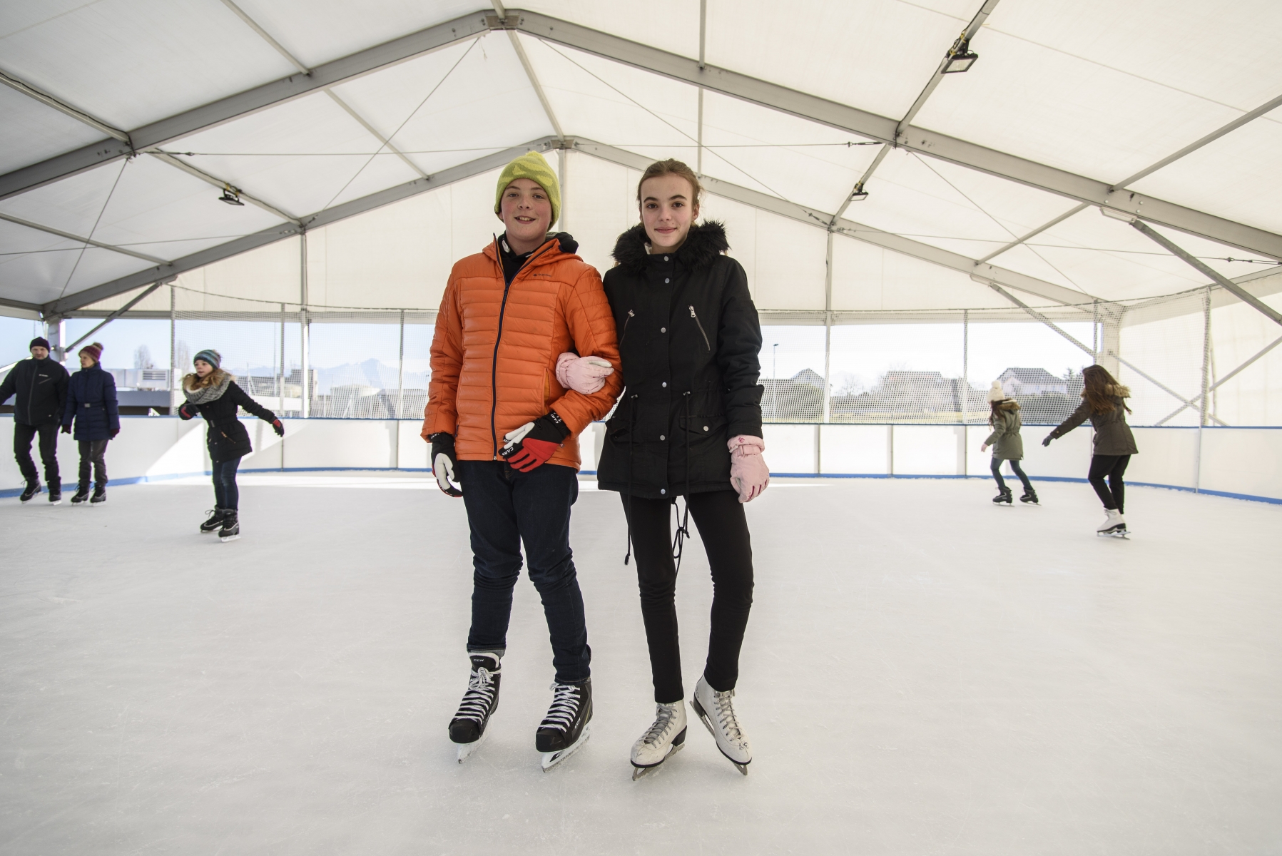 Hugo et sa cousine Marie, apprécient particulièrement cette patinoire à l'air libre.