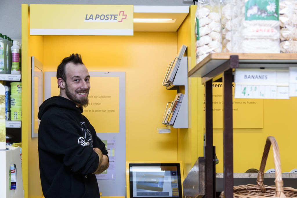 Christopher Rime est le gérant du "Marché des Corbeaux", l'épicerie qui accueille l'agence postale depuis un an à Crans-près-Céligny.