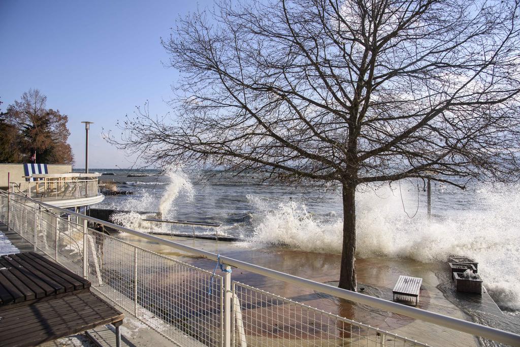 Le vent a soufflé à 90 km/h sur le Lac. Des vagues très puissantes se fracassaient tout l'après-midi sur les quais de Rive à Nyon.