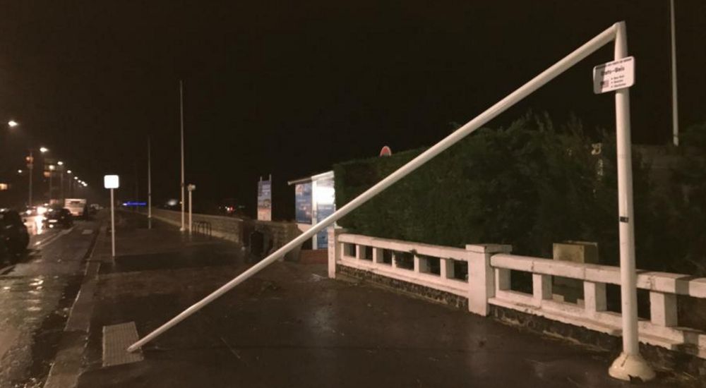 A Caen, le vent a plié ce lampadaire comme un fétu de paille.