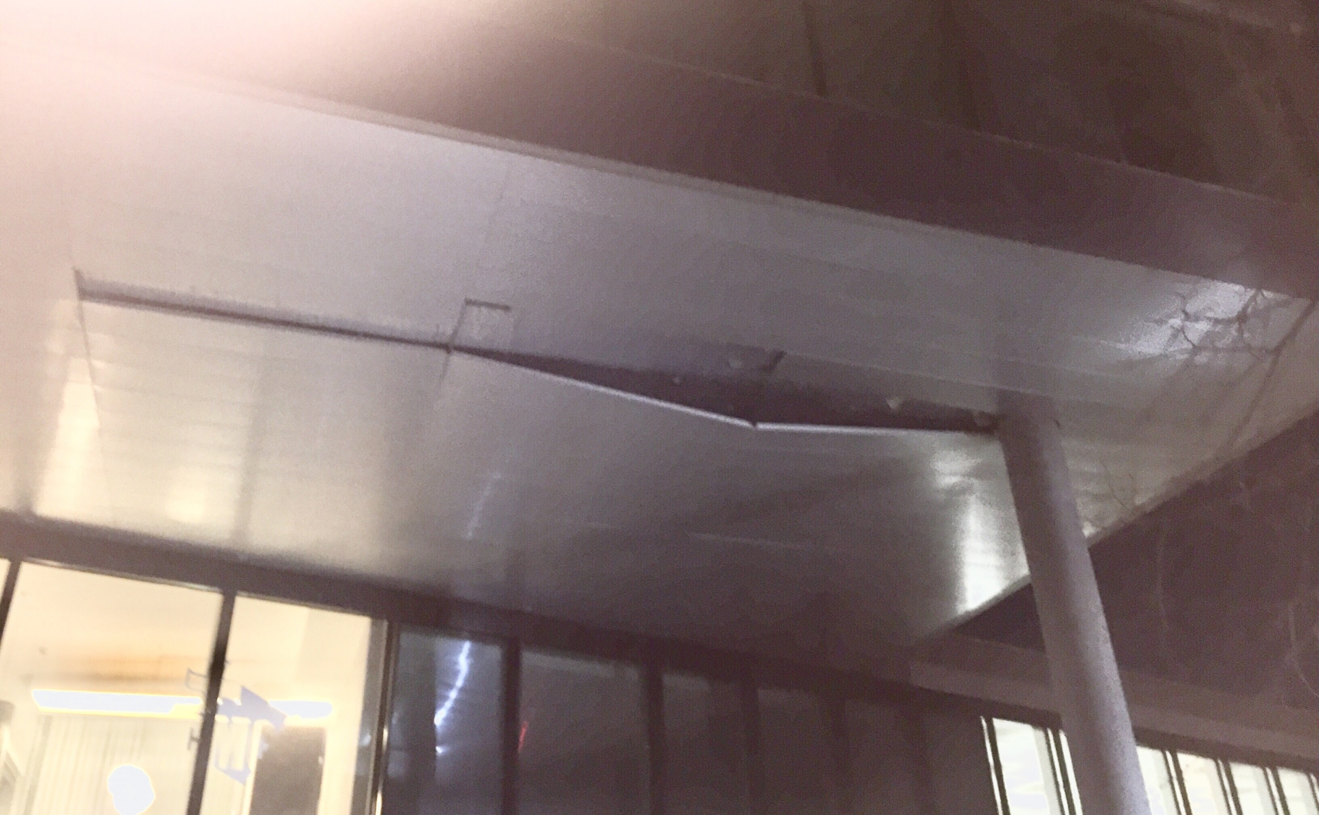 Les plaques du plafond de l'entrée de l'immeuble de Môrache 9 à Nyon n'ont pas résisté au vent.