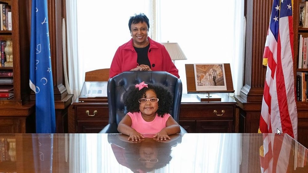 Carla Hayden, directrice de la Bibliothèque du Congrès américain, a reçu la petite fille dans le prestigieux établissement le mercredi 11 janvier.