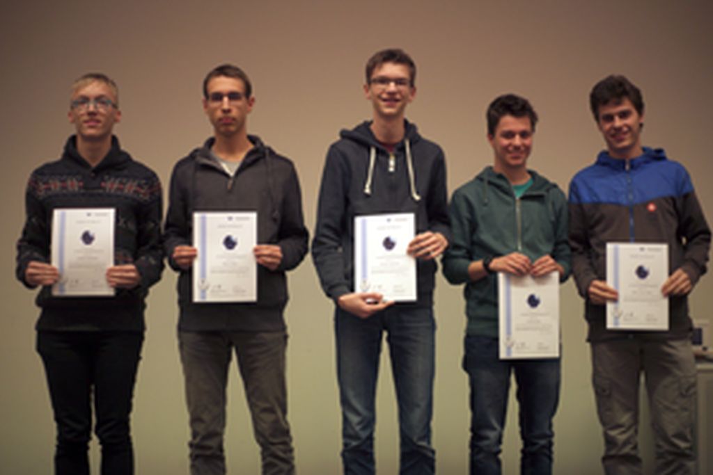 Martin Chikov a terminé deuxième des Olympiades suisses d'informatique. Le Genevois est au centre de la photo.