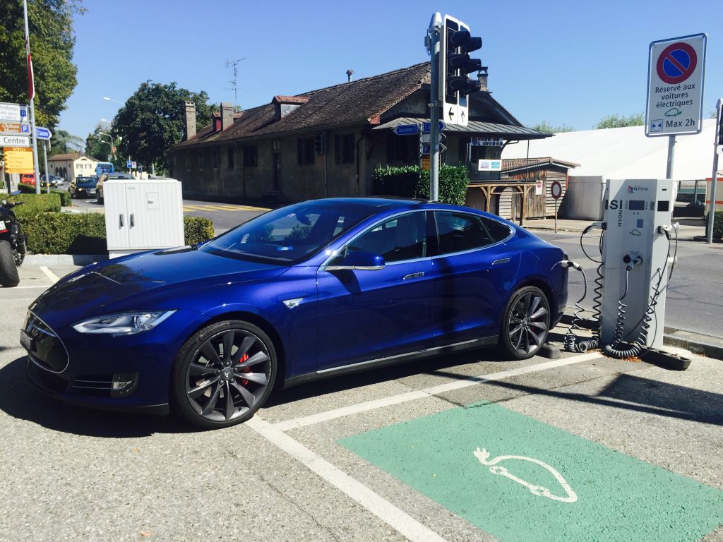Une Tesla en charge sur la station de Rive à Nyon, un des quatre sites équipés de bornes de recharge électrique.