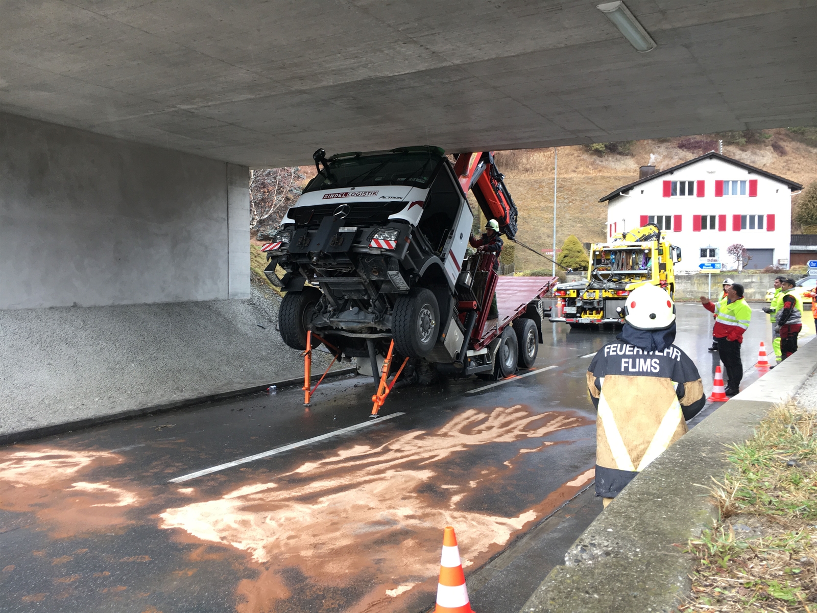 Le chauffeur du camion a été blessé dans cet accident peu commun.