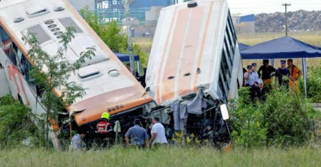 La collision a impliqué deux bus interurbains bondés.