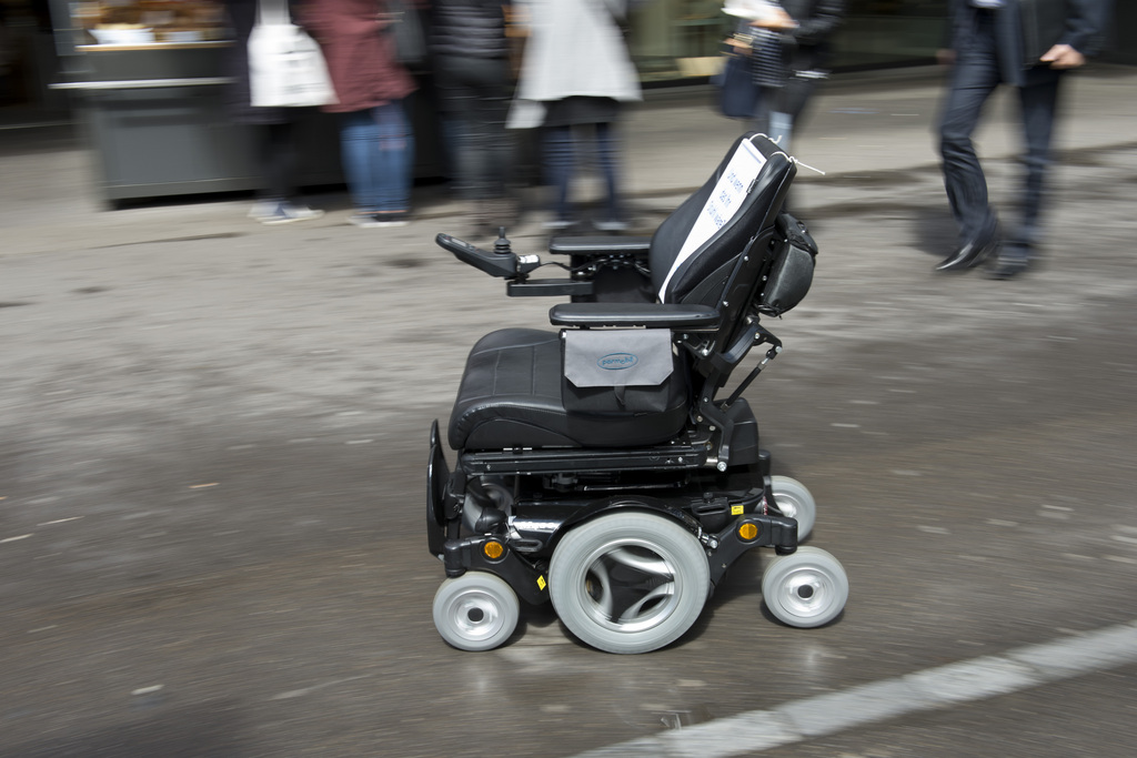 L'homme se déplaçait en fauteuil roulant.