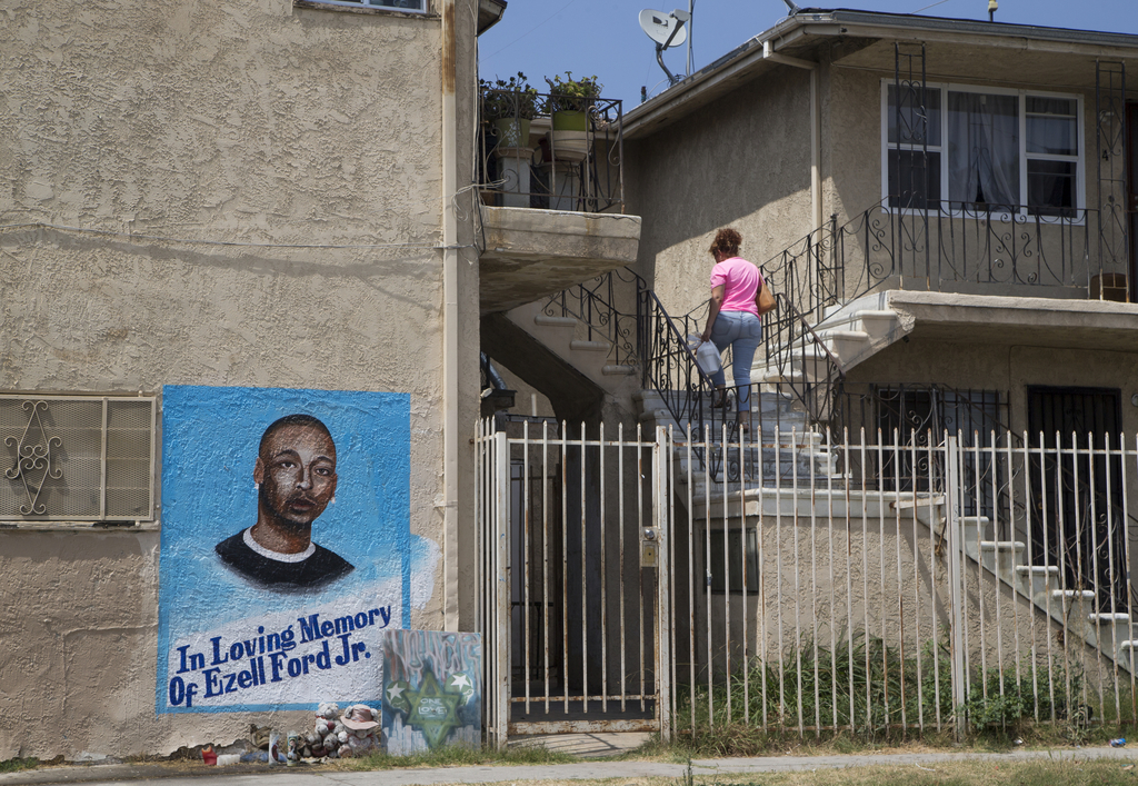 Le jeune homme a été tué par balle après avoir été interpellé par deux agents pendant qu'il marchait dans la rue, non armé, un soir près de son domicile au sud de Los Angeles.