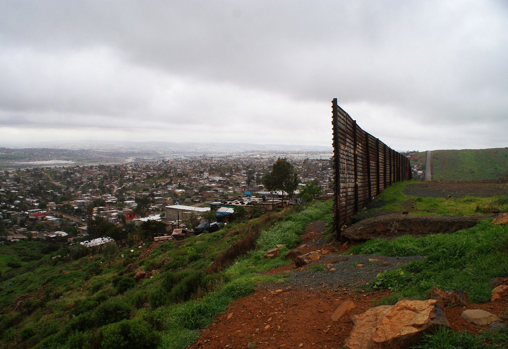 Le président américain a réaffirmé après son investiture son intention de faire construire un mur à la frontière américano-mexicaine, afin de barrer la route aux immigrants.