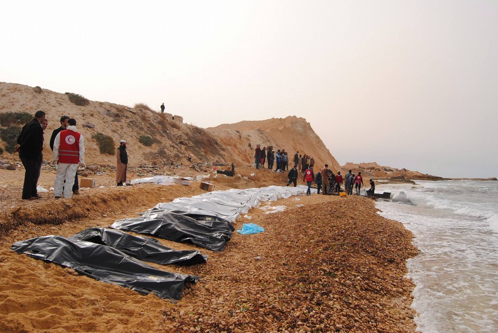 Les habitants de la zone ont découvert un bateau échoué sur la plage avec à l'intérieur plusieurs cadavres.