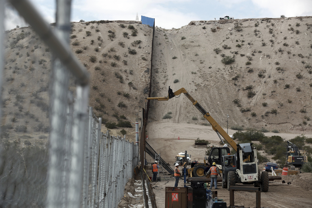 La direction de LafargeHolcim confirme son intérêt à construire le mur promis par Donald Trump à la frontière avec le Mexique. (illustration)