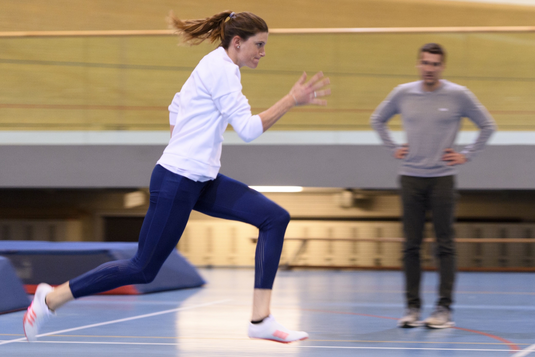 Sous l'oeil de son coach Laurent Meuwly, Lea Sprunger arrive lancée à Belgrade.