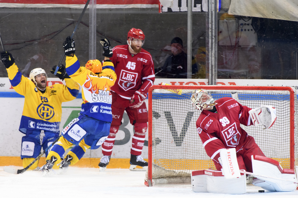 Davos, qui avait déjà remonté un 0-3 au moins de janvier à Fribourg Gottéron avant de s'imposer également 5-3.