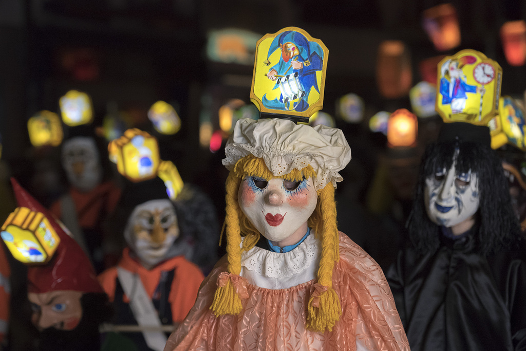 Le fameux carnaval de Bâle a débuté avec son traditionnel défilé de lanternes.