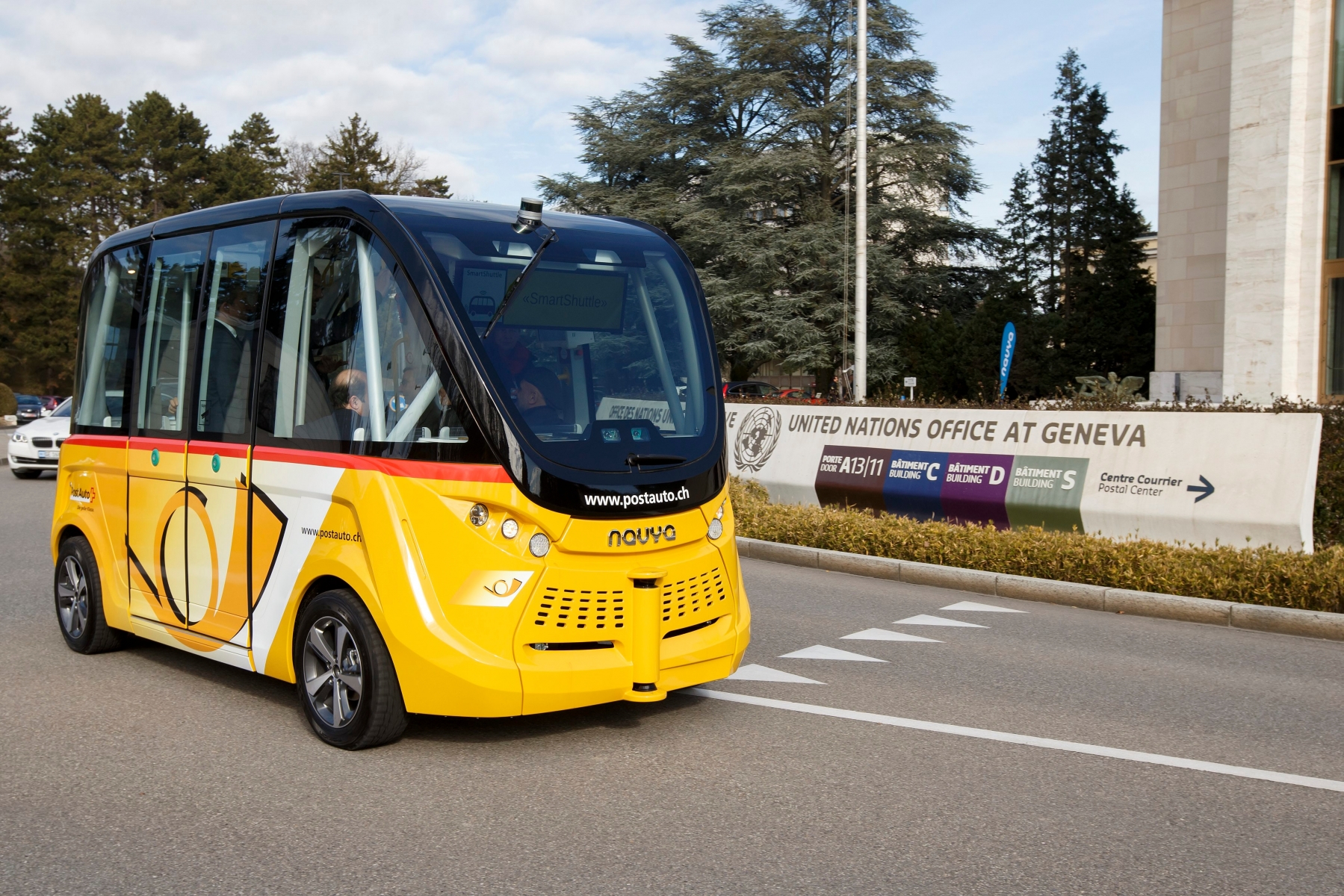 An autonomous minibus, carrying the delegates for going to the 70th Session of the UNECE Inland Transport Committee, drives at the European headquarters of the United Nations in Geneva, Switzerland, Monday, February 20 2017. (KEYSTONE/Salvatore Di Nolfi) SWITZERLAND UNECE INLAND TRANSPORT COMMETTEE