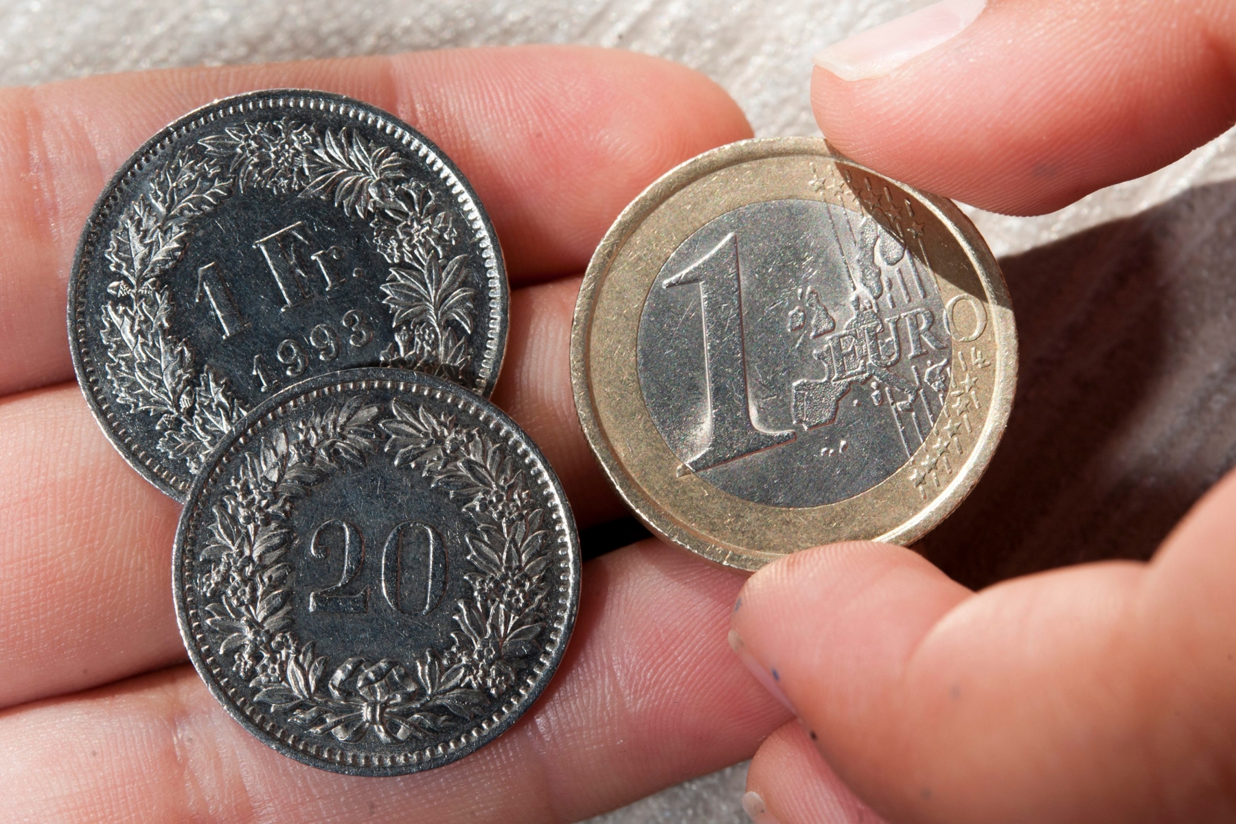 ZUR AUFHEBUNG DES EURO-MINDESTKURS DURCH DIE NATIONALBANK SNB, STELLEN WIR IHNEN AM DONNERSTAG, 15. JANUAR 2105, FOLGENDES ARCHIVBILD ZUR VERFUEGUNG -  Coins of 1 Euro, right, and coins of 1 Swiss Franc and 20 centime, left, pictured in Lausanne, Switzerland, Tuesday, September 6, 2011. (KEYSTONE/Laurent Gillieron) SCHWEIZ SNB EURO MINDESTKURS AUFHEBUNG