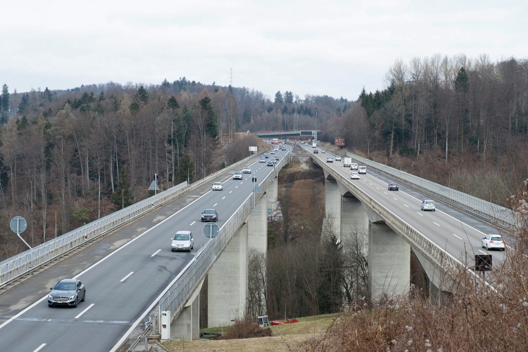 Les ponts de l'autoroute A1 enjambent la riviere de la Paudeze entre Lausanne et Belmont, ce mercredi 22 fevrier 2017 a Belmont-sur-Lausanne. De futurs travaux d'assainissement des ponts sur la Paudeze demarreront en mars 2017. (KEYSTONE/Thomas Delley) SUISSE PONTS PAUDEZE A1