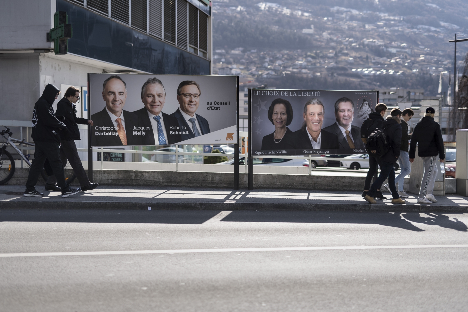 Plakate der Kandidaten der CVP, von links, Christophe Darbellay, Jacques Melly und Roberto Schmidt, und des Rechtsbuergerlichen Buendnisses, von rechts, Nicolas Voide, Oskar Freysinger und Sigrid Fischer-Willa, fuer die Staatsratswahlen des Kantons Wallis, in Sitten, am Dienstag, 14. Februar 2017. Am 5. Maerz 2017 werden die Walliser Regierung und Parlament neu bestellt. (KEYSTONE/Alessandro della Valle) SCHWEIZ WALLIS WAHLEN STAATSRAT