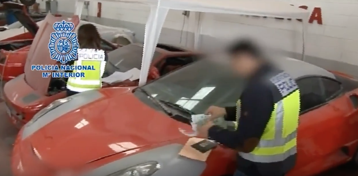 La police espagnole démantèle un trafic de contrefaçons de Ferrari et Lamborghini.