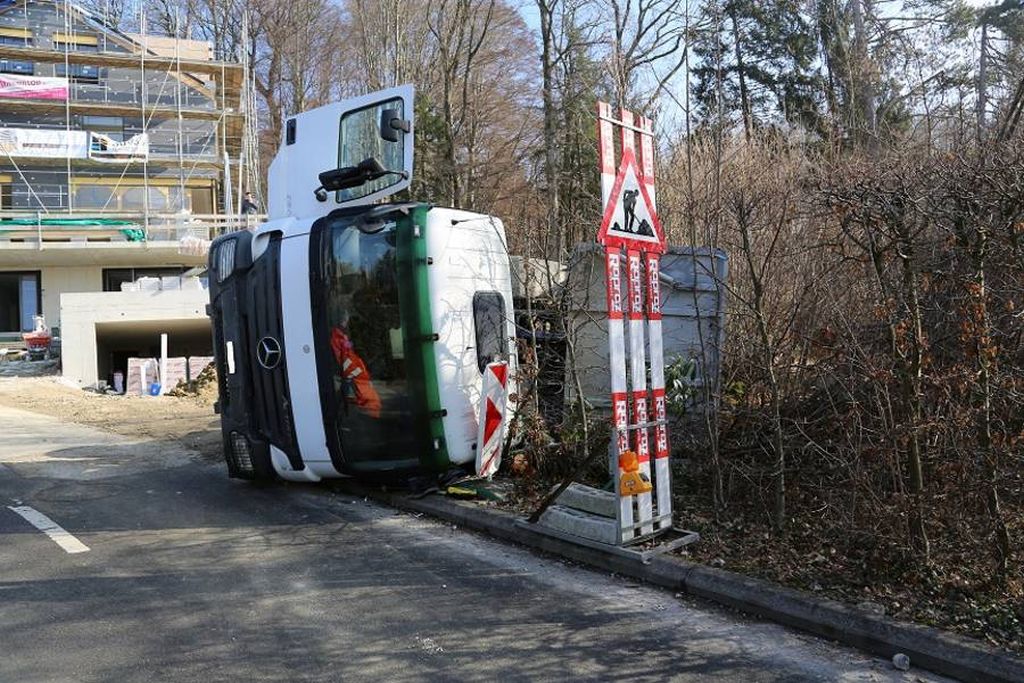 Le camion s'est retourné juste avant que le chauffeur ne déverse de la terre.