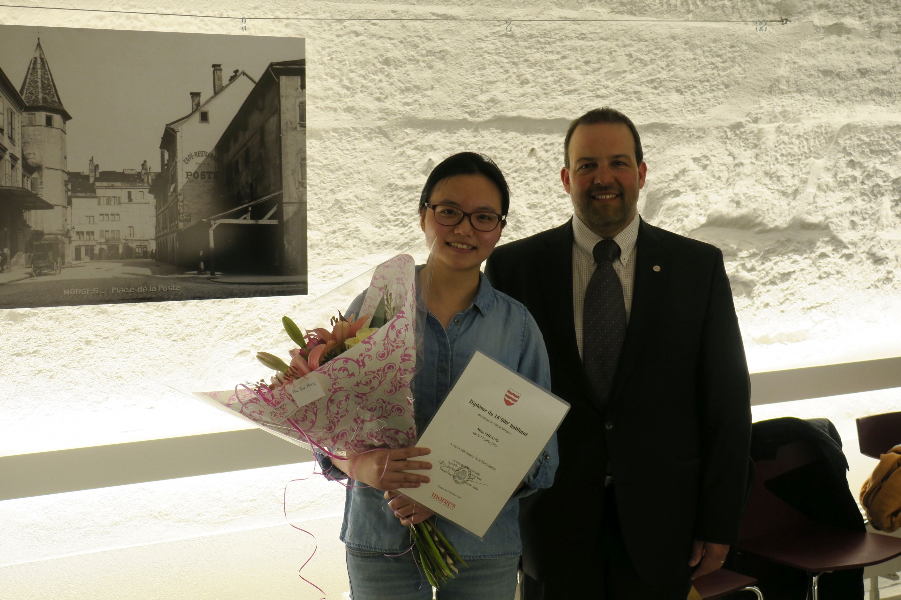 Miao Shuang a été chaleureusement félicitée par le syndic Vincent Jaques, qui lui a remis des fleurs et un diplôme à titre de souvenir. 