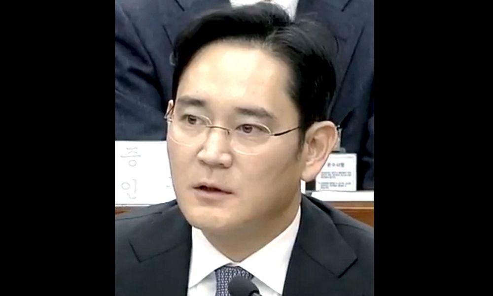 Lee Jae-Yong est accusé entre autres d'avoir versé près de 40 millions de dollars de pots-de-vin à la confidente de l'ombre de Mme Park, en contrepartie de faveurs politiques.
