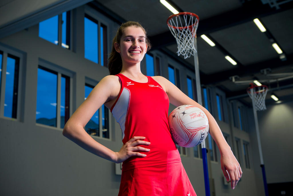 Laura Rigby et la tenue de l'équipe de Suisse M17 qu'elle portera du 3 au 5 mars pour les championnats d'Europe.