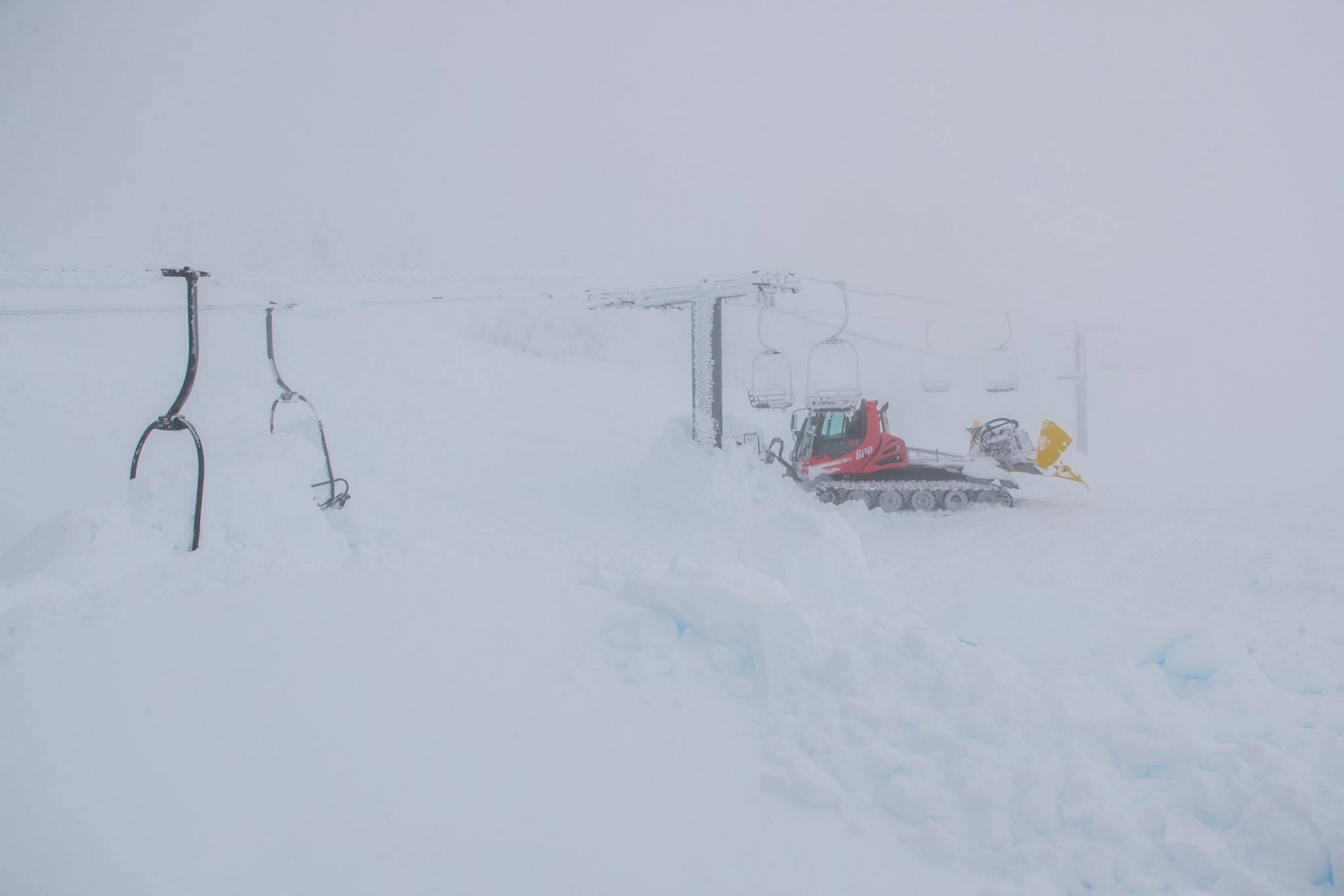 Il a tellement neigé sur la Sierra Nevada que les machinistes doivent creuser pour permettre aux télésièges de tourner.