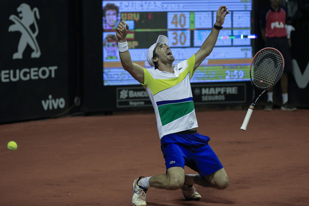 Pablo Cuevas a tenté un geste rare et gagnant, après 12 doubles fautes.