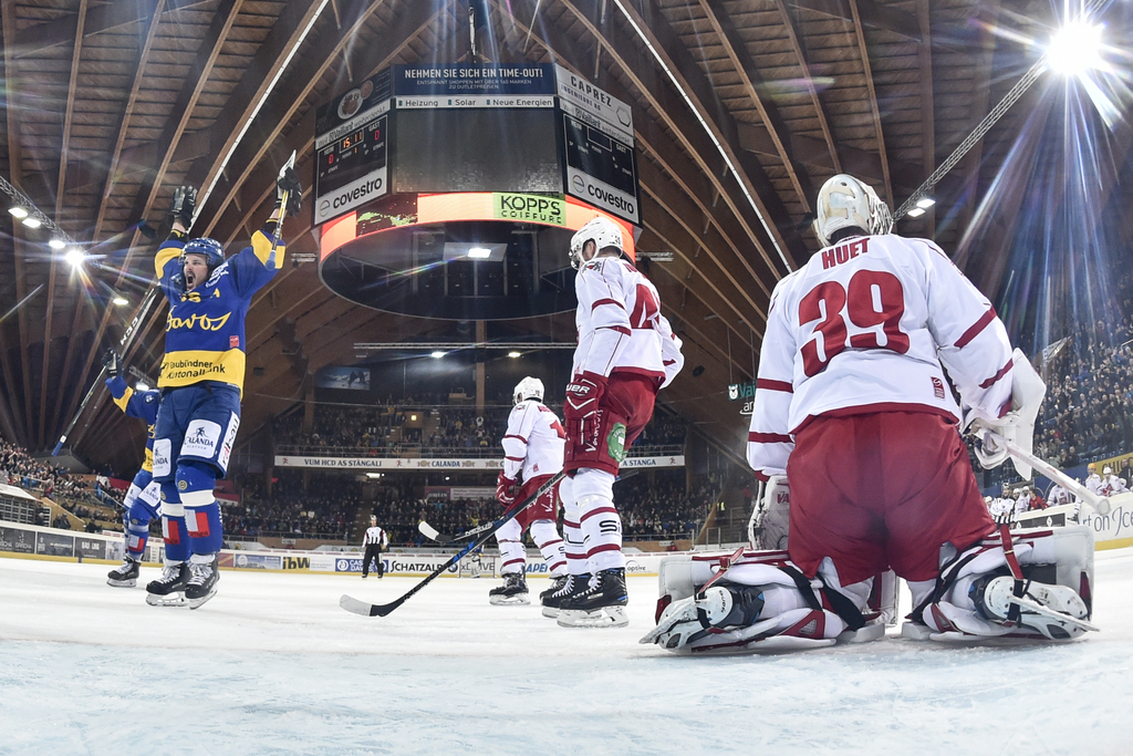 Dino Wieser de Davos, à gauche, exhulte après son 1-0 contre le portier lausannois Cristobal Huet.