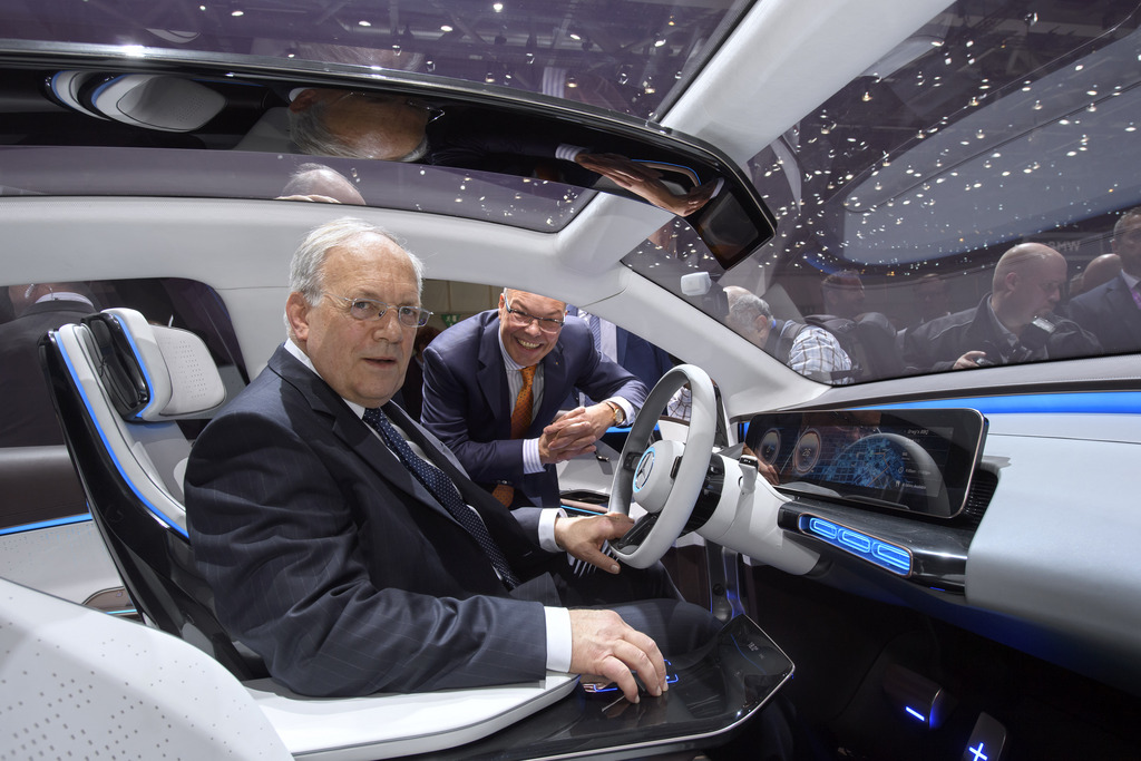 Lors de sa visite du salon, le conseiller fédéral Johann Schneider-Ammann, féru de technologie, a montré un certain goût pour les voitures innovantes.